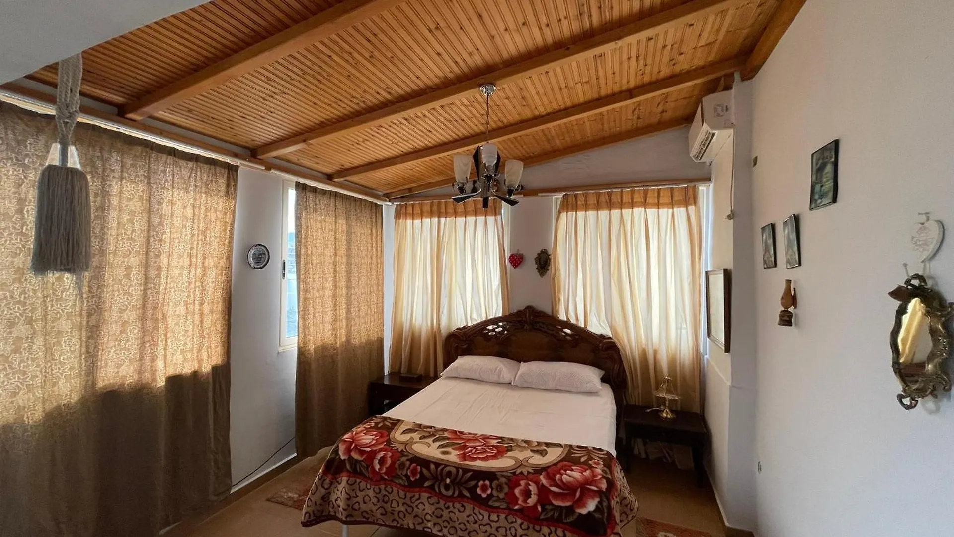 Johnny Apartment Μπεράτ