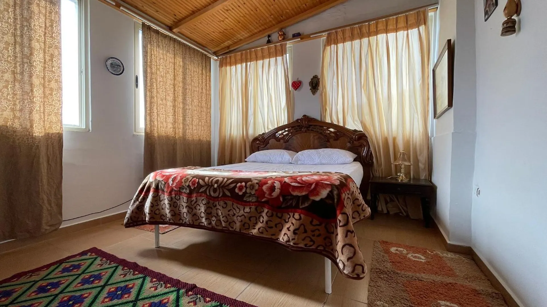 Johnny Apartment Μπεράτ