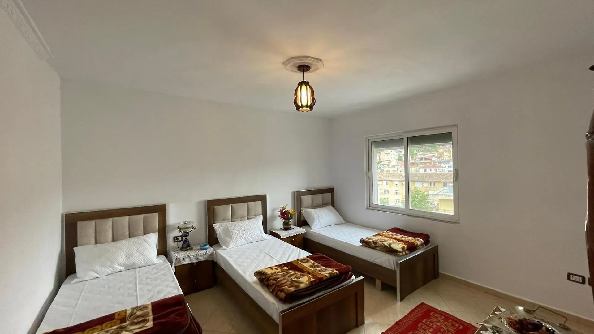 Johnny Apartment Μπεράτ