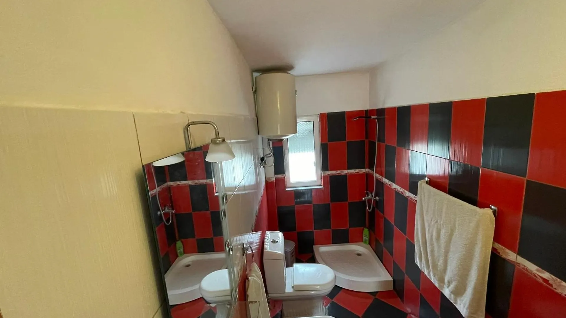 Johnny Apartment Μπεράτ