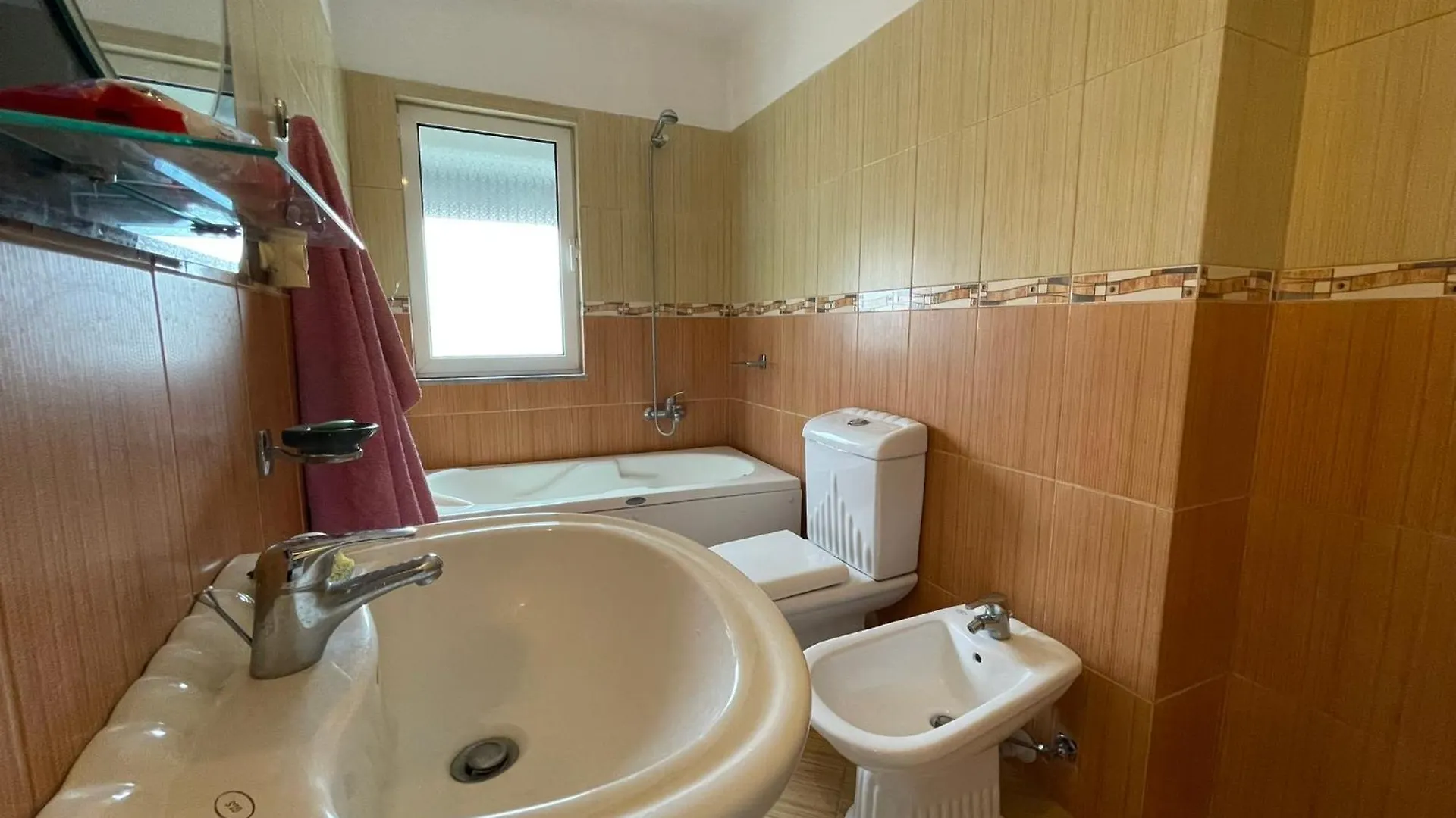 Johnny Apartment Μπεράτ