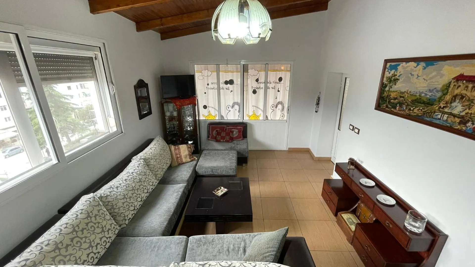 Johnny Apartment Μπεράτ