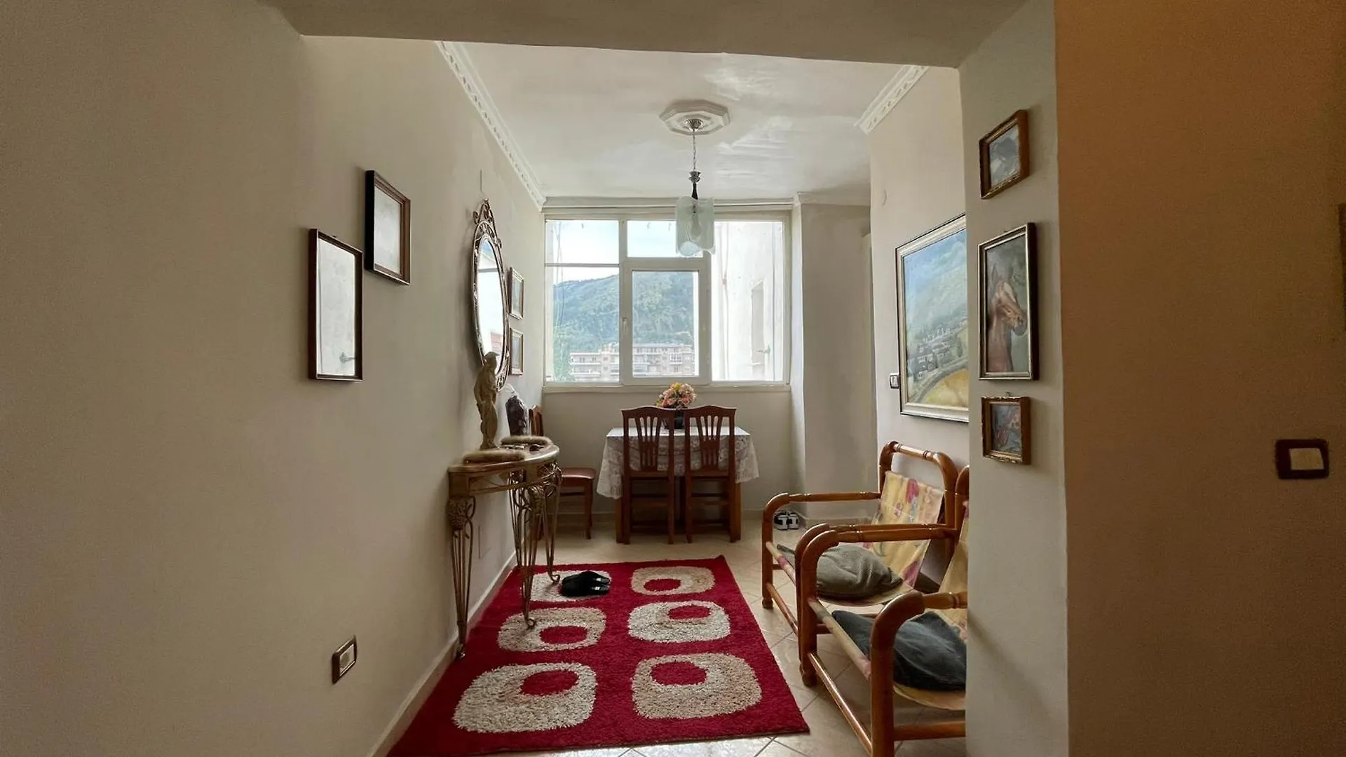 Johnny Apartment Μπεράτ