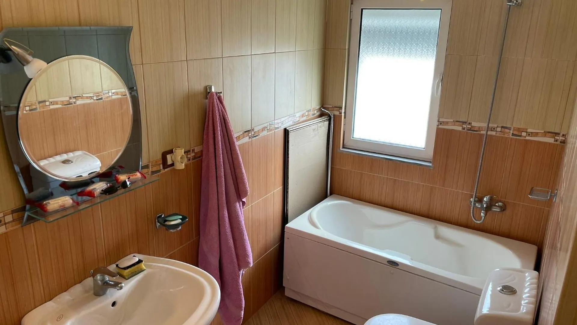 Johnny Apartment Μπεράτ