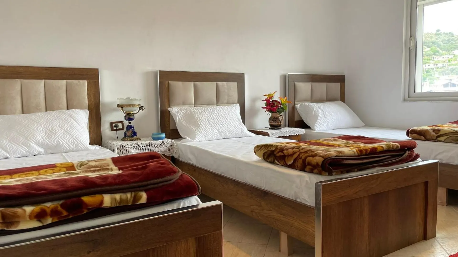 Johnny Apartment Μπεράτ