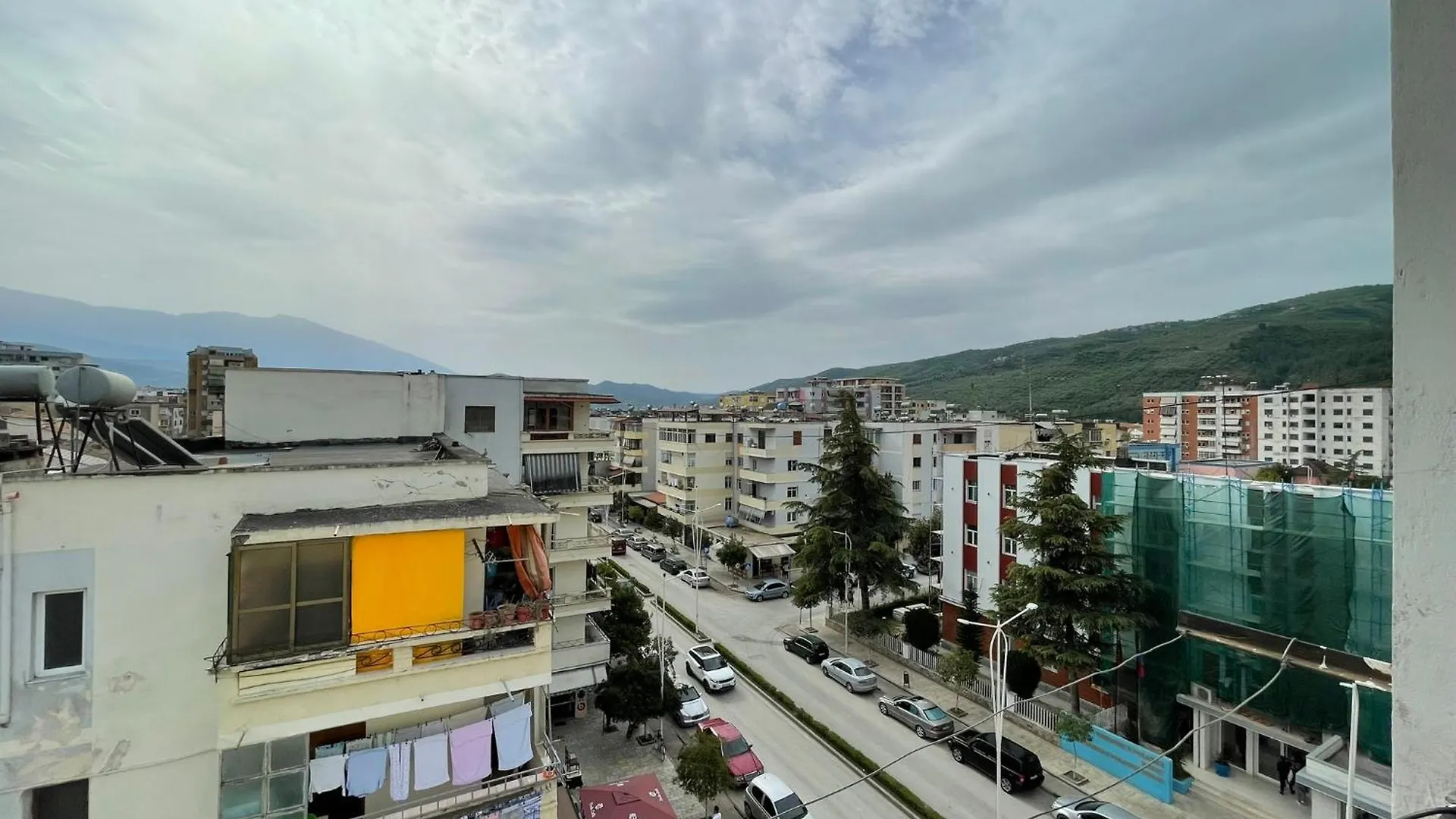 Johnny Apartment Μπεράτ