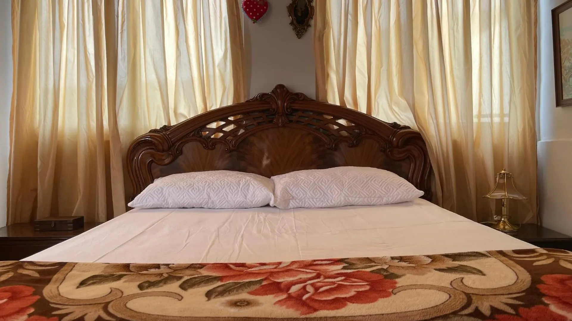 Johnny Apartment Μπεράτ