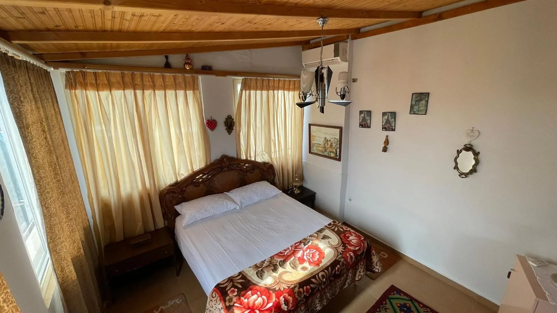 Johnny Apartment Μπεράτ