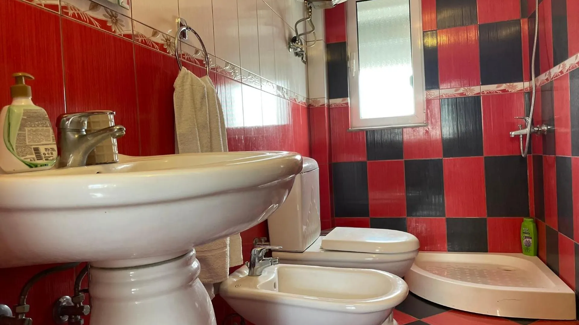 Johnny Apartment Μπεράτ