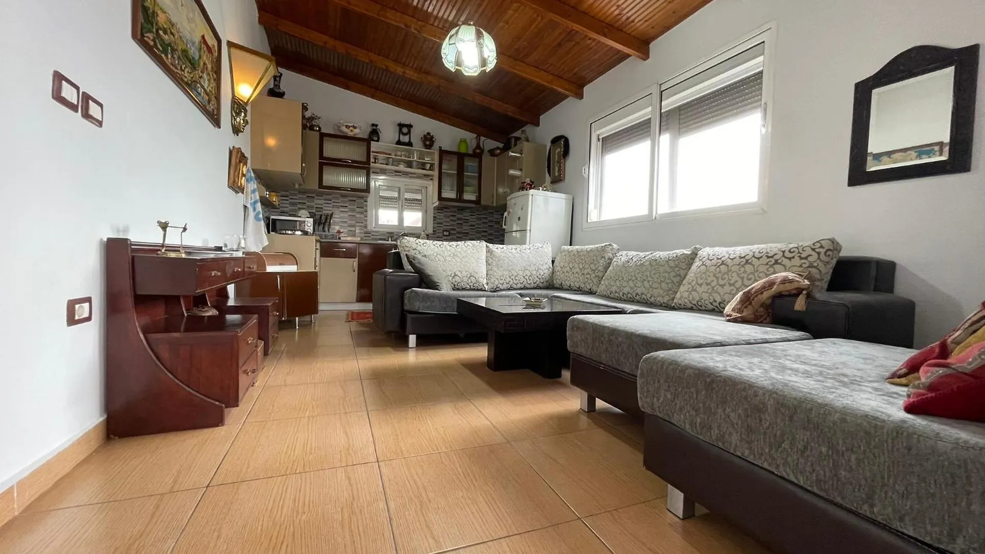 Johnny Apartment Μπεράτ 0*,  Αλβανία