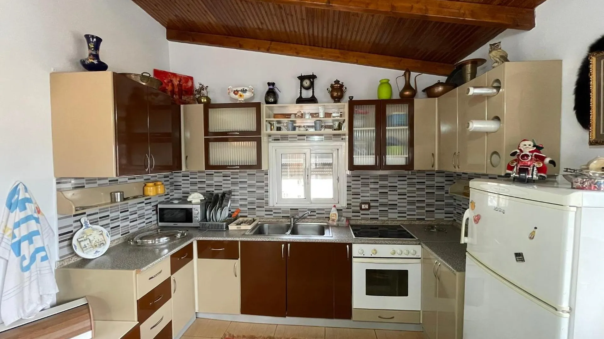 Johnny Apartment Μπεράτ