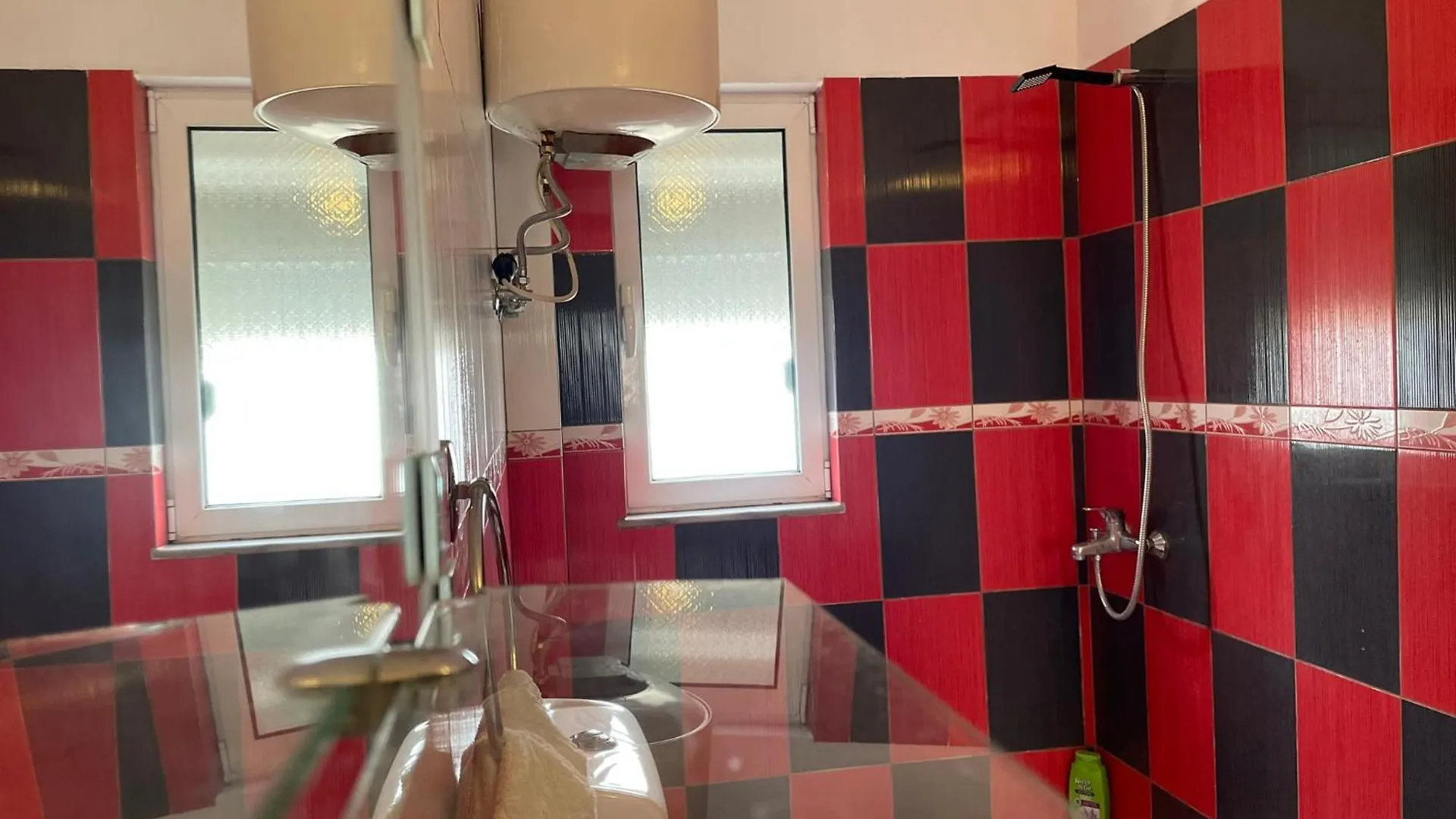 Johnny Apartment Μπεράτ