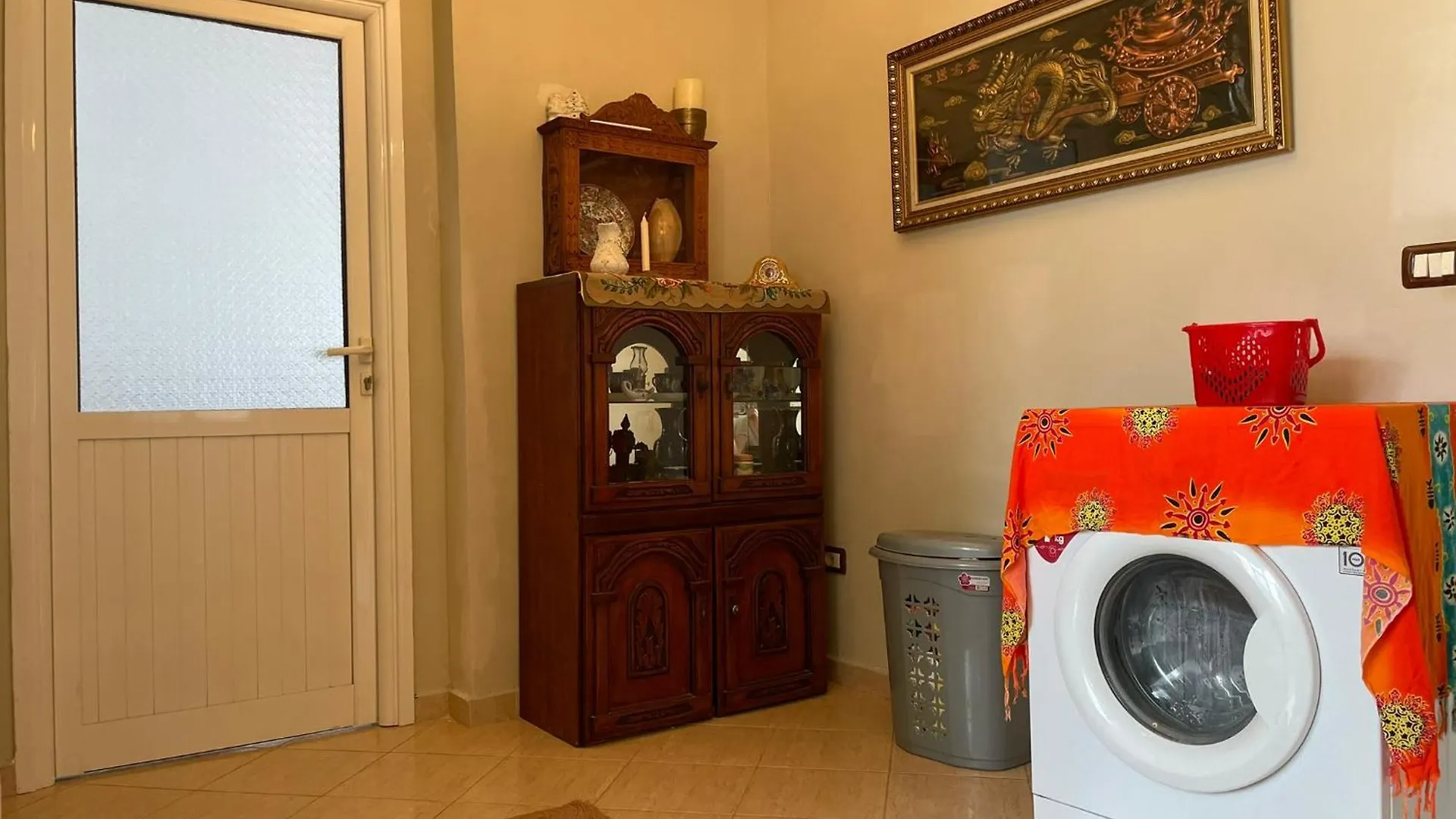 Johnny Apartment Μπεράτ