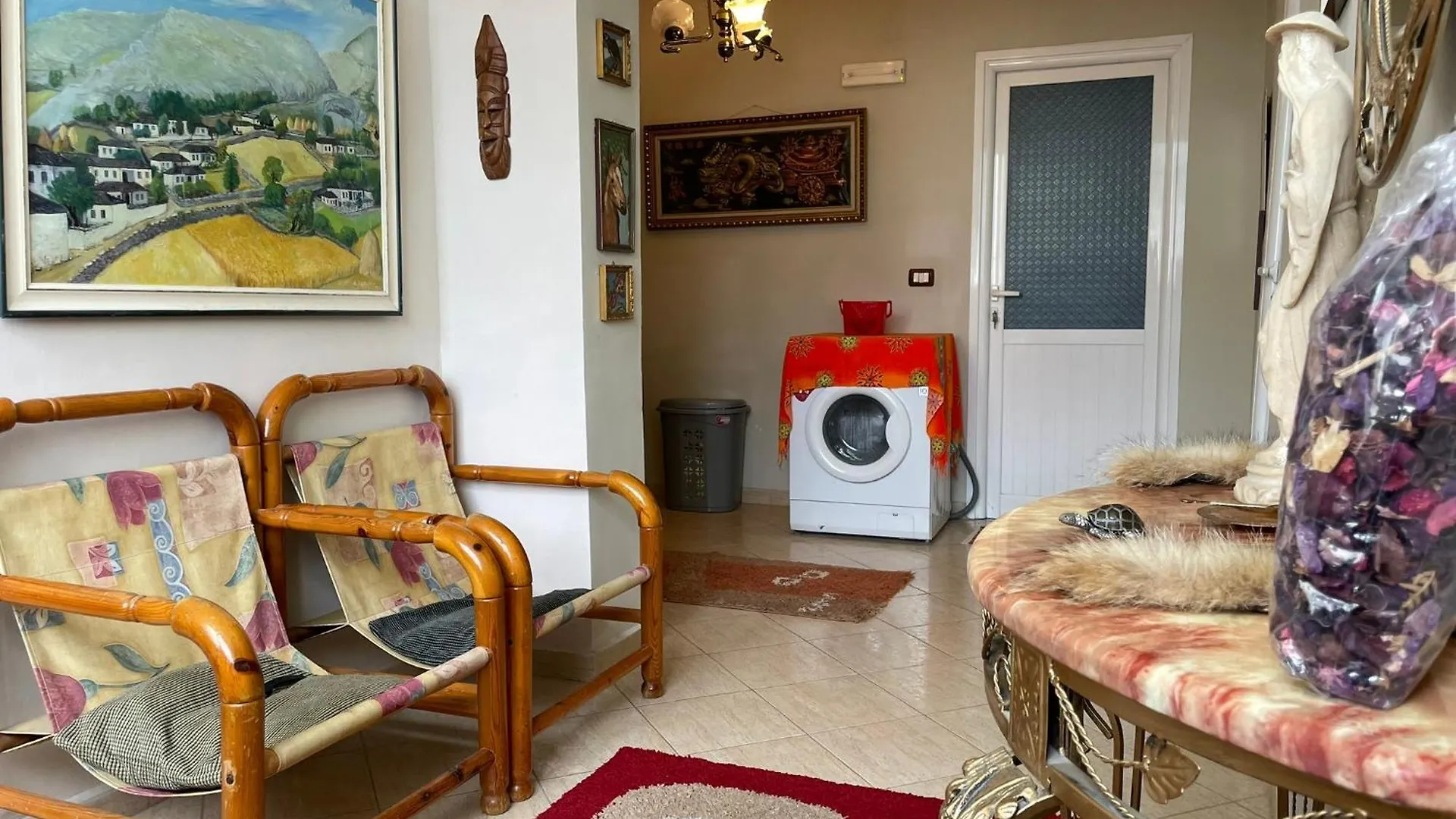 Johnny Apartment Μπεράτ