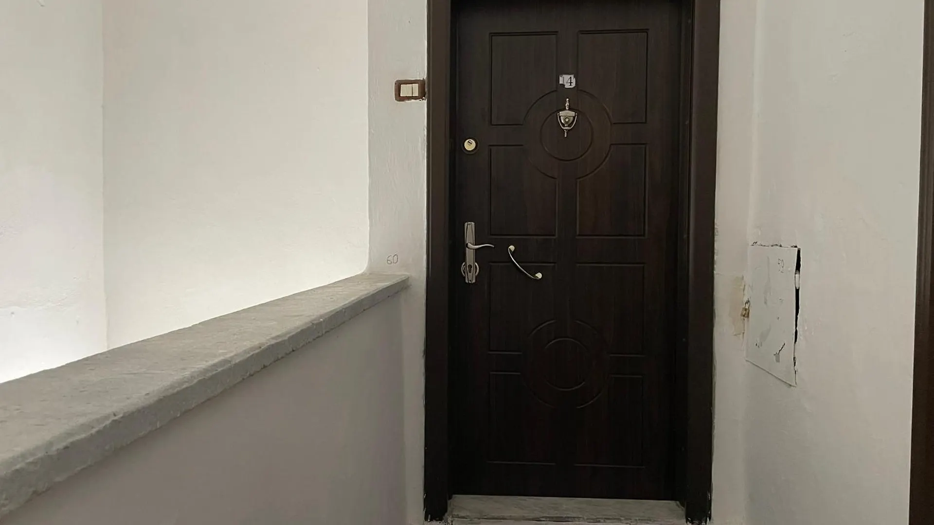Johnny Apartment Μπεράτ