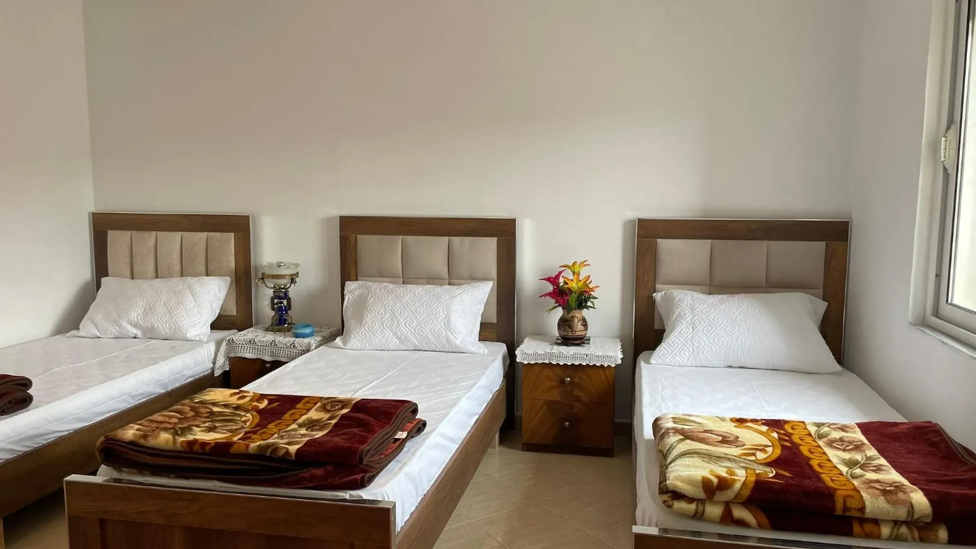 Johnny Apartment Μπεράτ