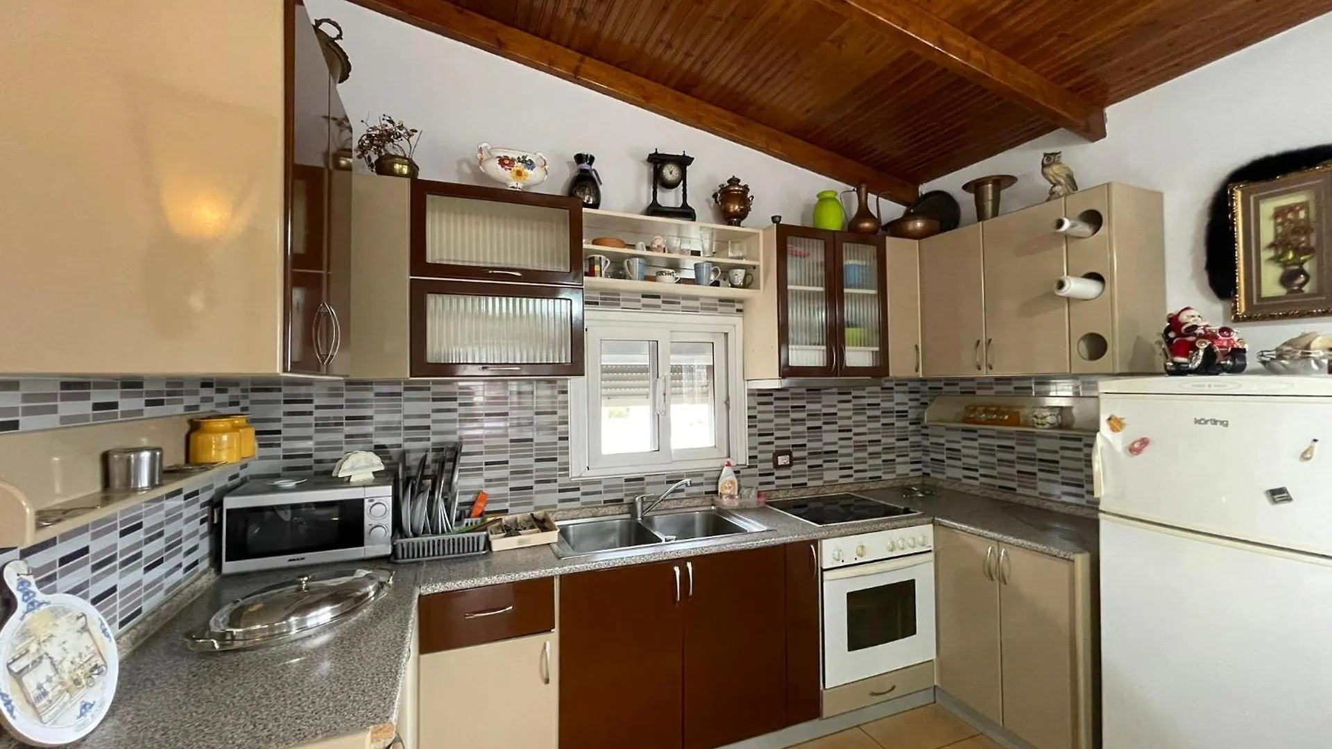 Johnny Apartment Μπεράτ